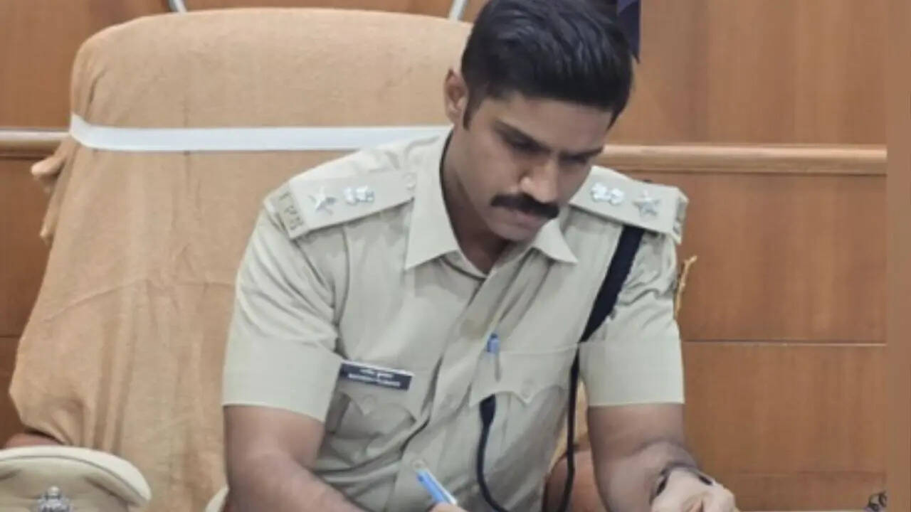 IPS की खाकी वर्दी