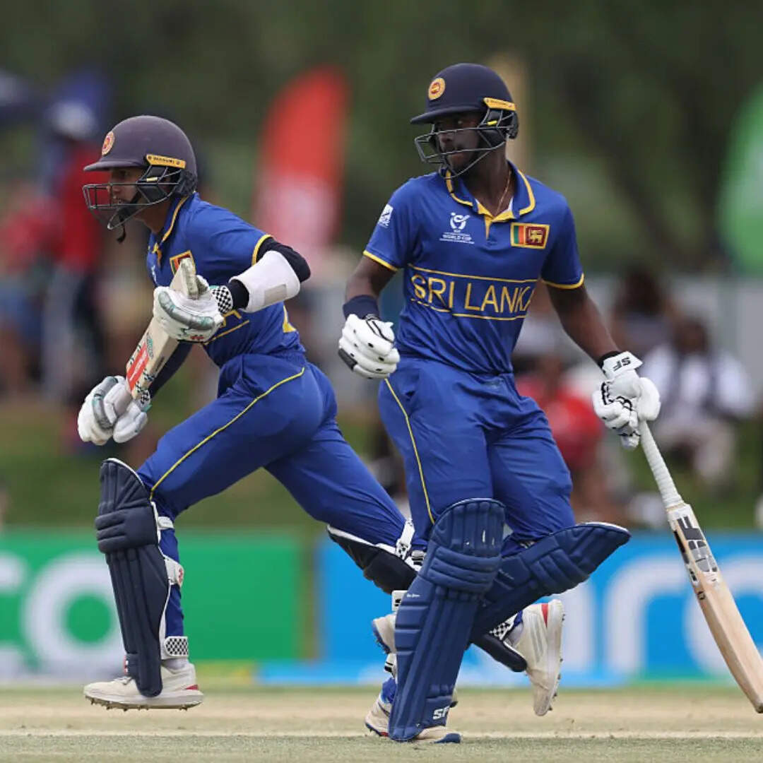 वीरन ने शतक जड़कर रचा इतिहास