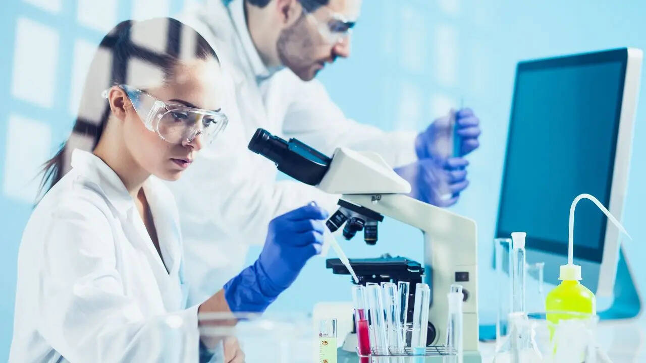 10. लैब टेक्नीशियन (Lab Technicians)