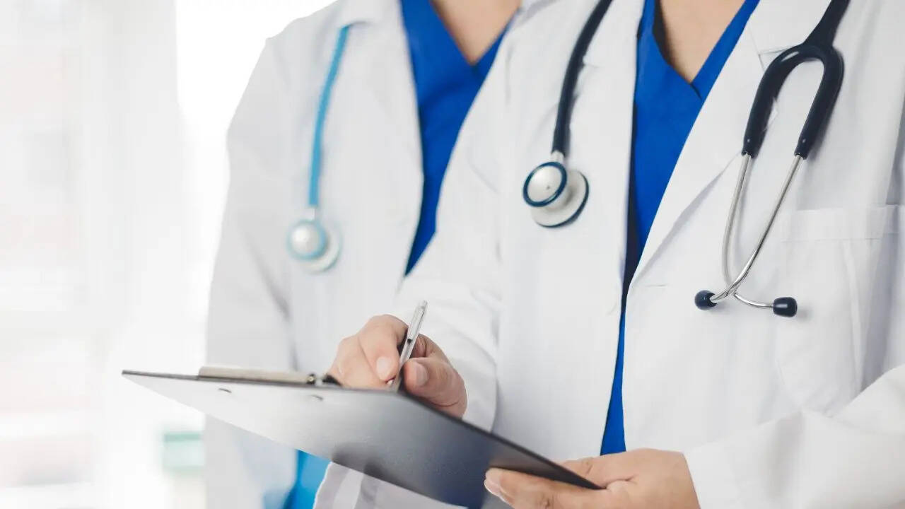 3. डॉक्टर (Doctors)