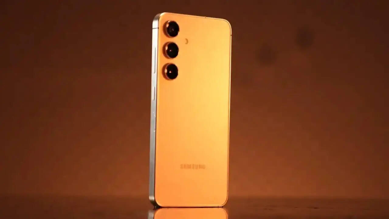 Samsung Galaxy S24 5G में आपको शानदार हाई परफॉर्मेंस वाला चिपसेट और शानदार कैमरा सेटअप मिलता है। इसके अलावा इस स्मार्टफोन में आपको मजबूत एल्यूमिनियम फ्रेम डिजाइन भी मिलता है।