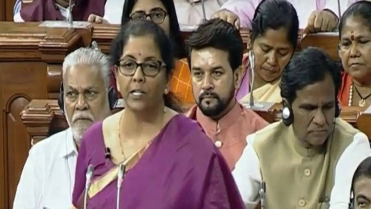 2019 में वित्त मंत्री निर्मला सीतारमण ने सुनहरी बॉर्डर वाली गुलाबी मंगलगिरि सिल्क साड़ी पहनी थी। आंध्र प्रदेश की यह हथकरघा साड़ी उनके नए दृष्टिकोण का प्रतीक मानी गई, जबकि इसका सुनहरा किनारा भारत की समृद्ध वस्त्र परंपरा को सम्मान देने का संकेत था। इसी साल उन्होंने परंपरा से हटकर बजट दस्तावेज ले जाने के लिए ब्रीफकेस की जगह “बही-खाता” का इस्तेमाल किया था। 