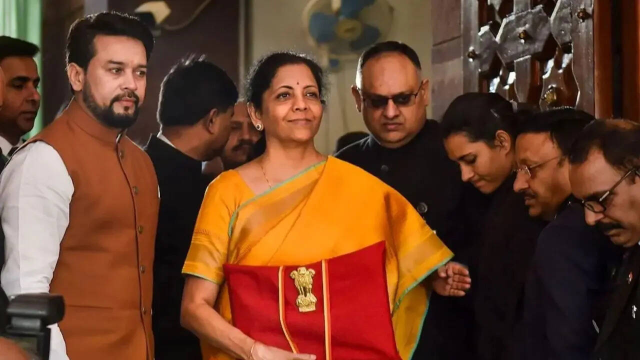 2020 में वित्त मंत्री सीतारमण ने पीली साड़ी पहनी, जो देश की अर्थव्यवस्था को लेकर आशावाद का प्रतीक मानी गई। यह रेशमी साड़ी नीले बॉर्डर के साथ थी।