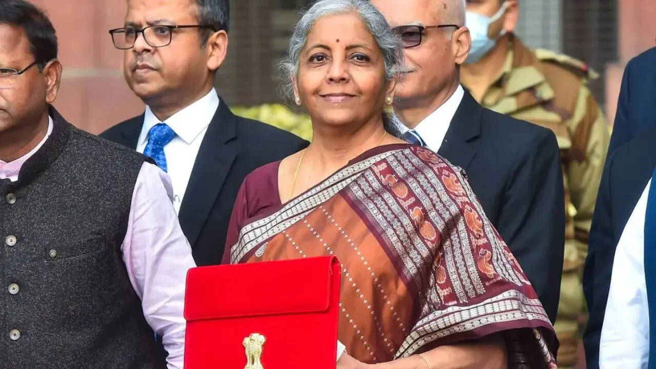 2022 के बजट प्रस्तुतीकरण के दौरान वित्त मंत्री निर्मला सीतारमण ने ऑफ-व्हाइट बॉर्डर वाली जंग लगे भूरे (रस्ट ब्राउन) रंग की बोमकाई साड़ी पहनी थी। यह साड़ी ओडिशा के गंजाम जिले की कलात्मक विरासत को दर्शाती थी, जिसमें  चांदी की जरी का काम और जटिल डिजाइन शामिल थे।