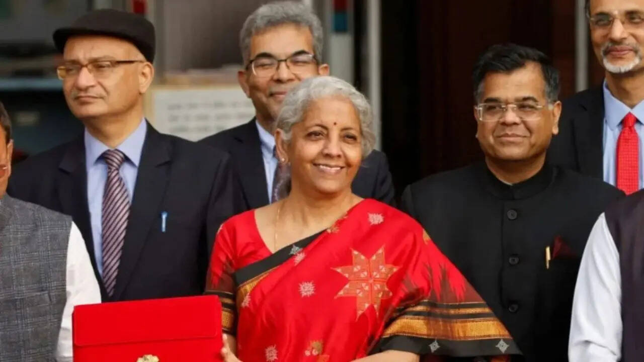 2023 के बजट प्रस्तुतीकरण के दौरान निर्मला सीतारमण की साड़ी ने भारत की अर्थव्यवस्था को लेकर उनके आत्मविश्वासी दृष्टिकोण को दर्शाया। उन्होंने लाल रंग की साड़ी पहनी थी, जो कि शक्ति और ऊर्जा का प्रतीक माना जाता है। 