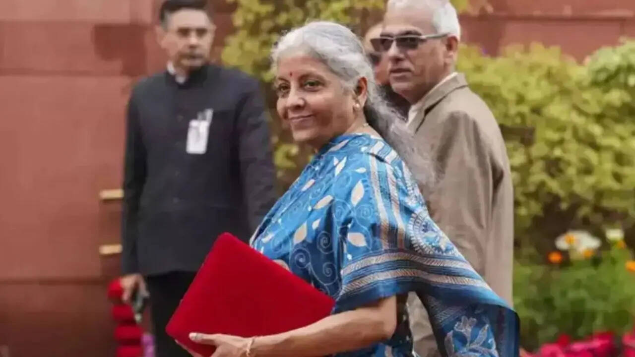 2024 की बात करें तो वित्त मंत्री ने इलेक्शन से पहले अंतरिम बजट पेश करने के दौरान पश्चिम बंगाल की कांथा कढ़ाई वाली नीली तसर सिल्क साड़ी पहनी थी।