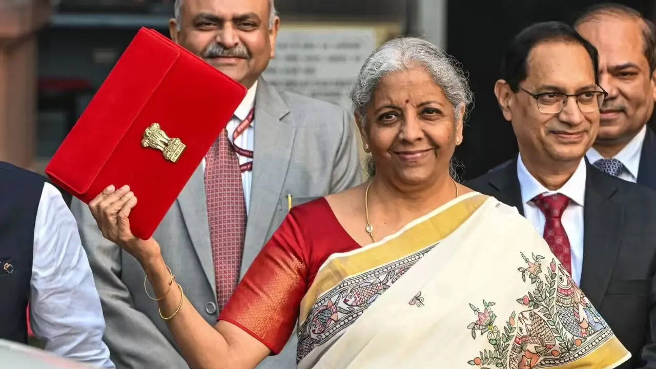 इससे पहले 2025 में वित्त मंत्री ने बिहार की 'मधुबनी कला' से सजी ऑफ-व्हाइट सिल्क साड़ी में अपना बजट भाषण दिया था। वित्त मंत्री की यह साड़ी बेहद खास थी, क्योंकि उन्हें यह साड़ी पद्म पुरस्कार विजेता दुलारी देवी की ओर से भेंट की गई थी।