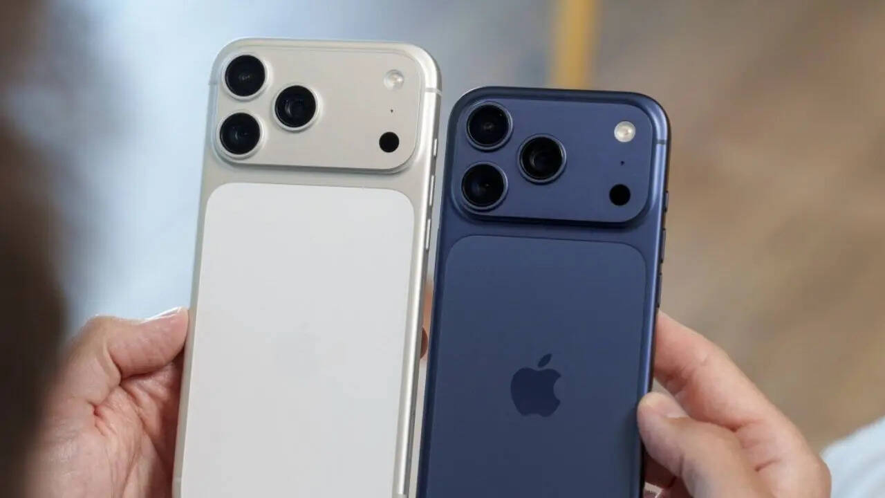 लीक्स की मानें तो iPhone 18 का इस साल इंतजार लंबा हो सकता है। माना जा रहा है कि चिप में कमी और सप्लई चैन में दिक्कत की वजह से एप्पल अपनी स्ट्रेटजी में बदलाव कर सकता है। बताया जा रहा है कि एप्पल अपने प्रीमियम मॉडल्स की लॉन्चिंग को प्रॉयरिटी दे सकता है।