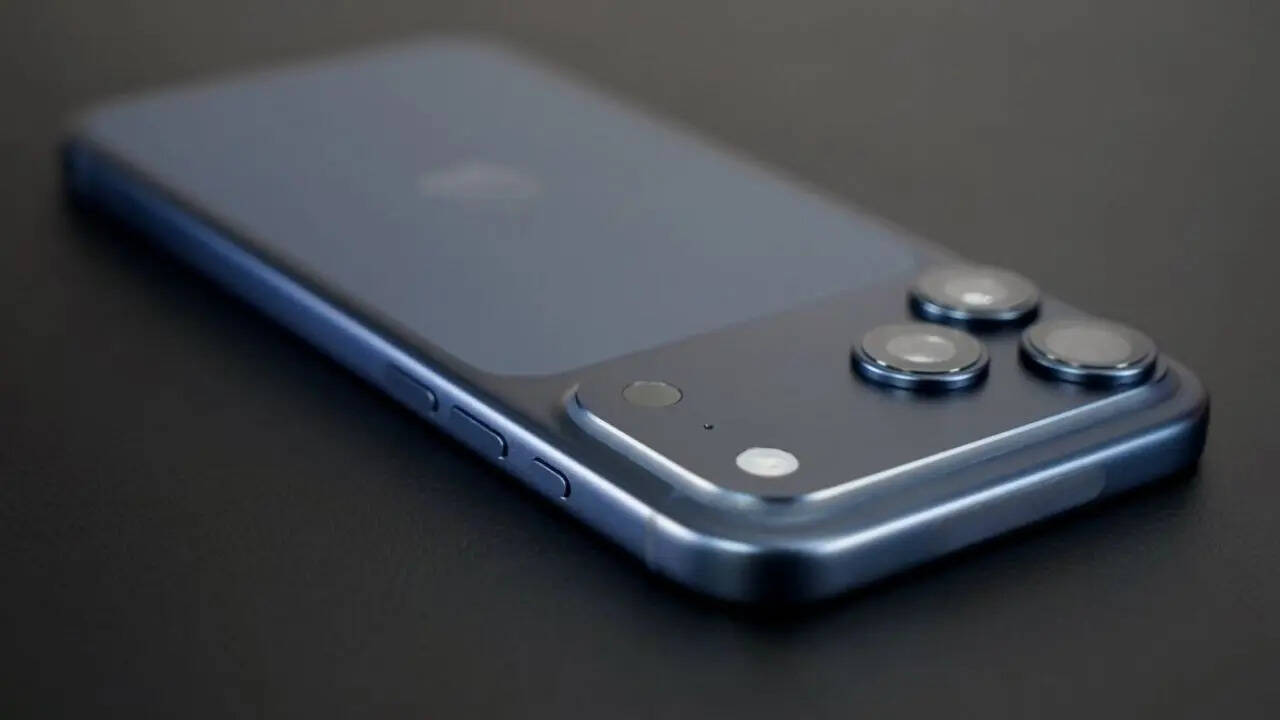 Nikkei Asia की रिपोर्ट के अनुसार, Apple अपनी मार्केट रणनीति और सप्लाई चेन में बदलाव कर रहा है। इसके चलते कंपनी iPhone 18 सीरीज में पहले महंगे (हाई-एंड) मॉडल्स पर ध्यान दे सकती है, जैसे iPhone 18 Pro, iPhone 18 Pro Max और iPhone Air 2