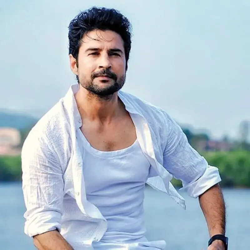 राजीव खंडेलवाल (Rajeev Khandelwal)