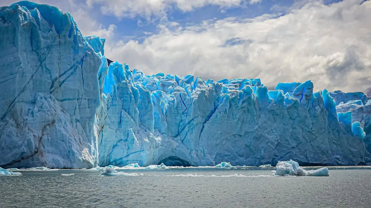 सूरज की रोशनी से बचा हुआ है ग्लेशियर