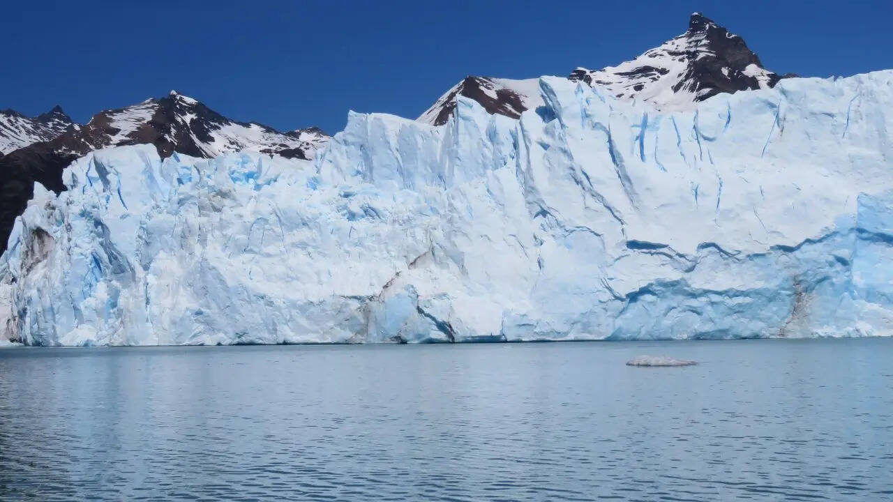 पिघलते ग्लेशियर के बीच बढ़ता क्रेटर ग्लेशियर 