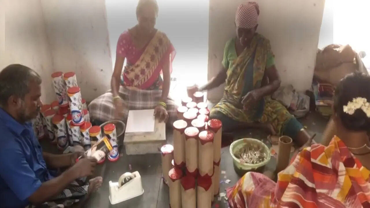 दुनिया भर में जाते हैं यहां बने पटाखे