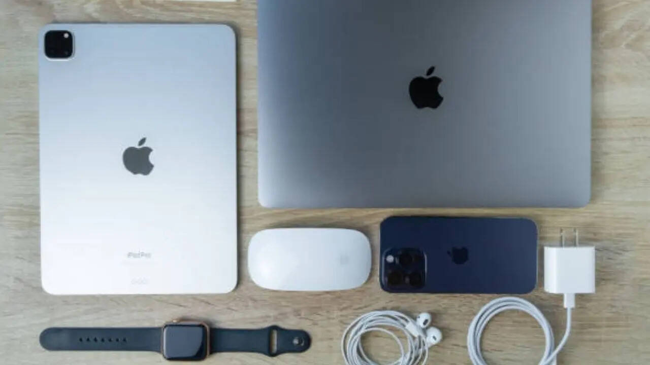 ऐपल वॉच सीरीज 11 पर भी अच्छी खासी छूट मिल रही है। आप Apple Watch को 4,000 रुपये के डिस्काउंट के साथ खरीद सकते हैं। वहीं आपको Watch SE 3 पर 2000 रुपये का इंस्टेंट डिस्काउंट मिलेगा। ऑडियो सेगमेंट में एयरपॉड्स Pro और एयरपॉड्स 4 पर 1,000 रुपये की छूट मिलेगी। 