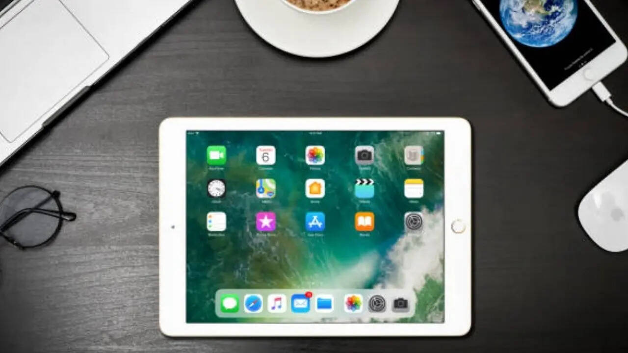 Apple Valentine’s Day 2026  Sale में आप सस्ती कीमत में आईफोन को खरीद सकते हैं। iPhone 17 Pro सीरीज़ पर ऑफर में ₹5,000 का इंस्टेंट डिस्काउंट दिया जा रहा है। इसके बाद iPhone 17 Pro की को सिर्फ ₹1,24,900 और iPhone 17 Pro Max को इस समय सिर्फ ₹1,49,900 में खरीद सकते हैं।