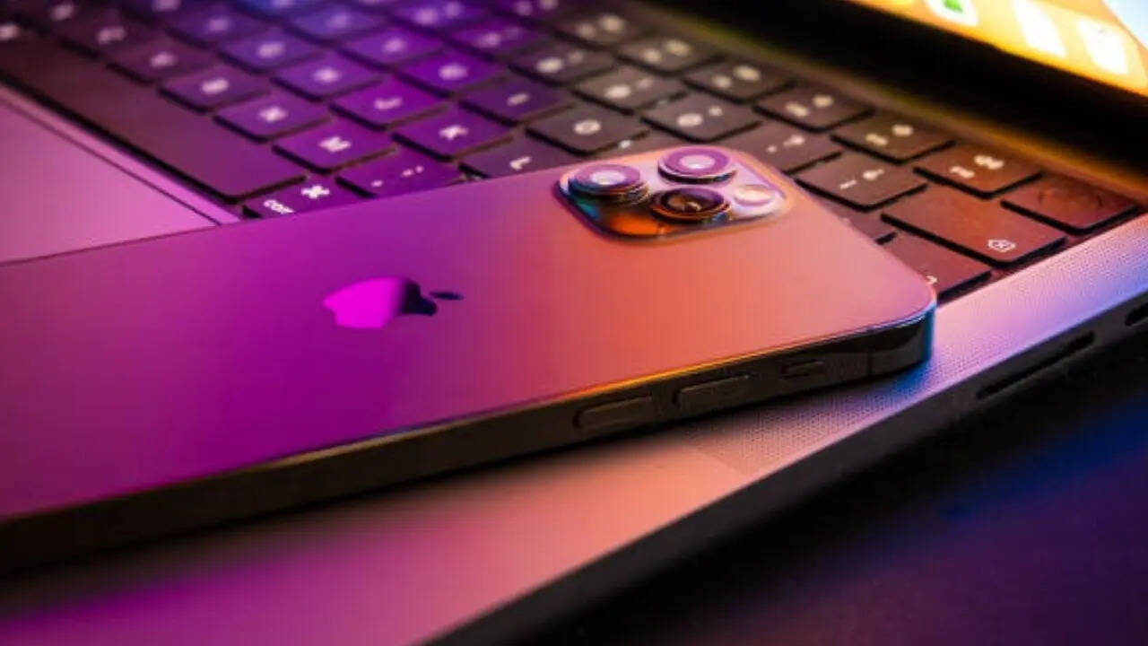 आपको बात दें कि Macbook Pro 14 इंच को कंपनी ऑफर में सिर्फ 1,59,900 रुपये में सेल कर रही हैं। वहीं अगर आप 16 इंच Macbook M4 Pro को खरीदना चाहते हैं तो इसे सिर्फ 2,39,900 रुपये की कीमत में खरीदकर घर ले जा सकते हैं।