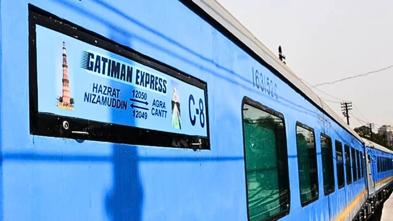 आगरा और नई दिल्ली के बीच यात्रा आसान