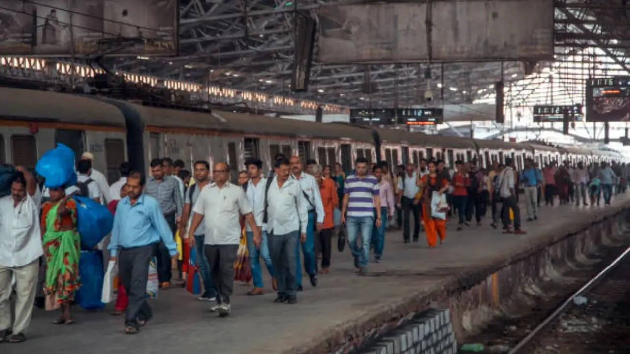 ​प्लेटफॉर्म पर एक खास पीली या सफेद लाइन​