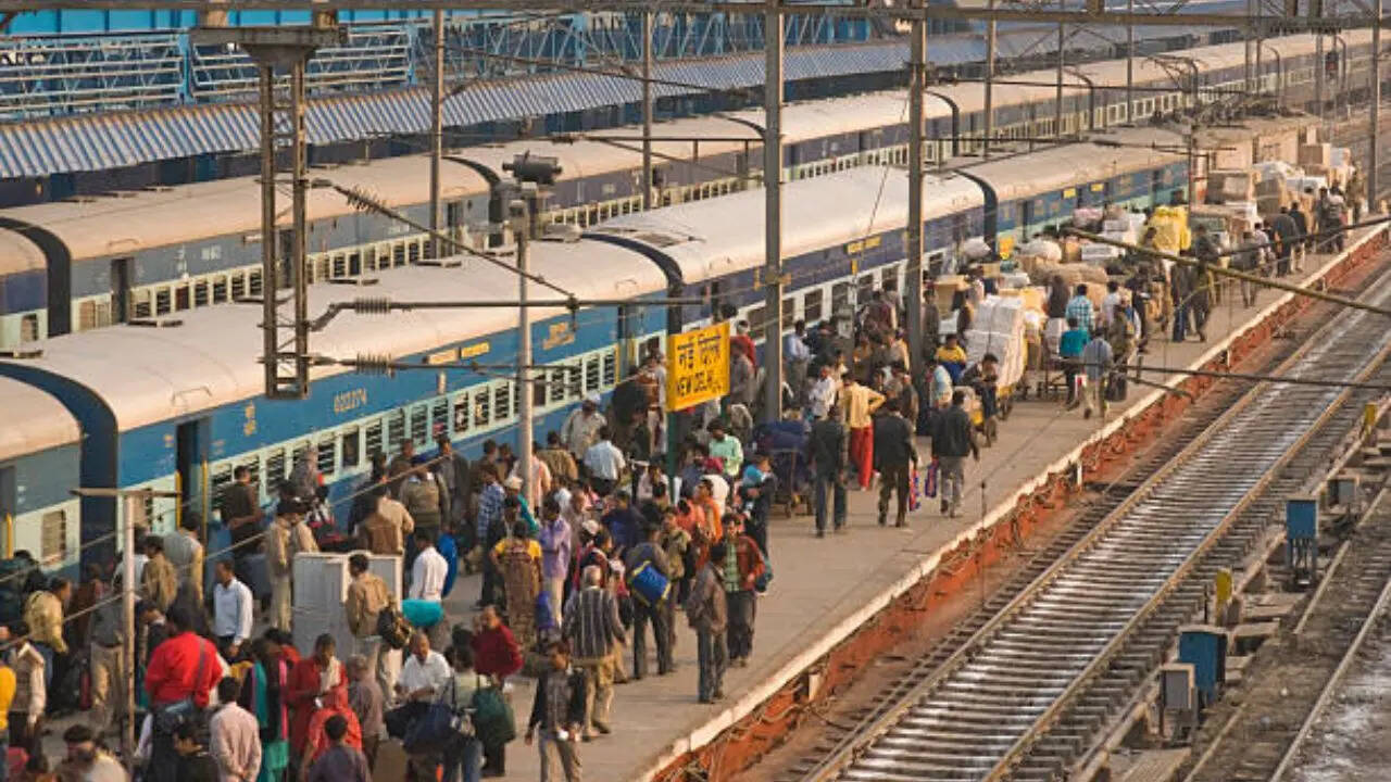 ​ स्टेशन का प्लेटफॉर्म लगभग 800 मीटर लंबा ​