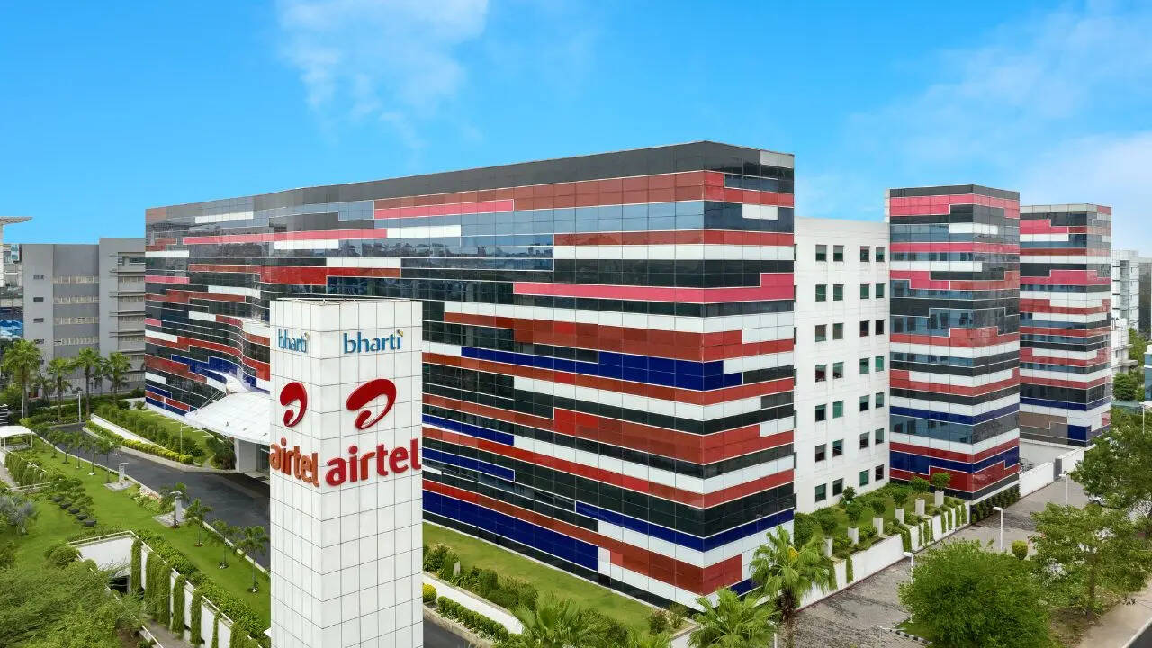 एयरटेल देश की दूसरी सबसे बड़ी टेलीकॉम कंपनी है। एयरटेल के पास अपने यूजर्स के लिए कई धमाकेदार रिचार्ज प्लान्स मौजूद है। एयरटेल के पास ग्राहकों के लिए सस्ते और महंगे दोनों ही तरह के प्लान्स हैं। 