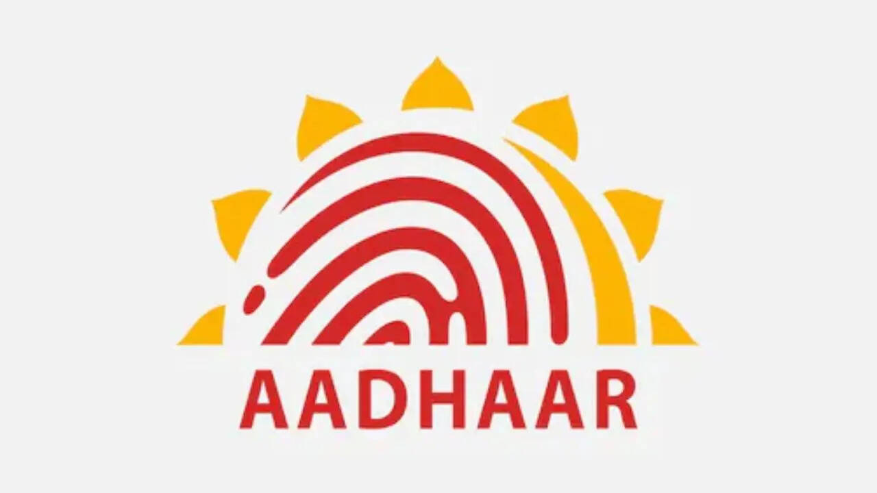 नए आधार ऐप को डाउनलोड करने के बाद ऐप में लॉगइन करने के बाद यूजर्स को QR Code स्कैनर पर क्लिक करना होगा। इसके बाद फोन का कैमरा ऑटोमैटिकली ऑन हो जाएगा।