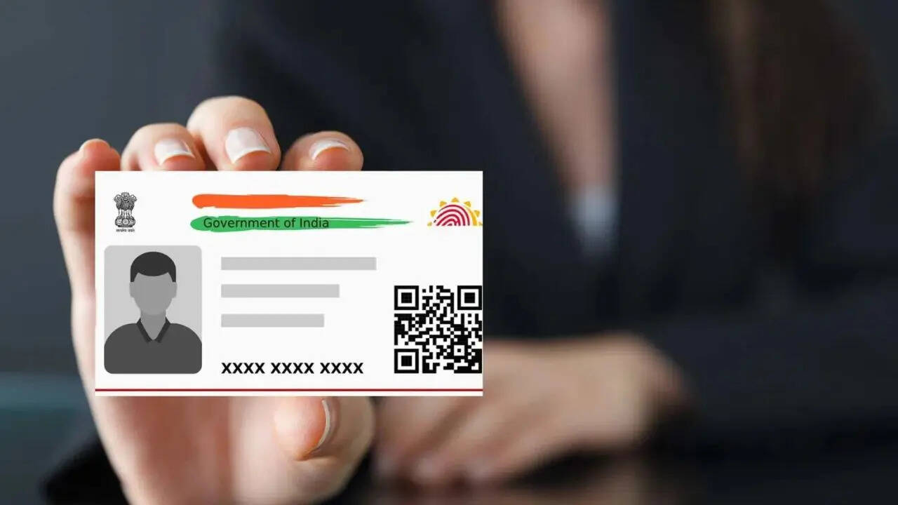 न्यू आधार ऐप अब गूगल प्ले स्टोर और ऐपल के ऐप स्टोर पर उपलब्ध है। यह ऐप सभी लोगों के लिए जारी कर दिया गया है जिसे कोई भी अपने मोबाइल में डाउनलोड करके इस्तेमाल कर सकता है।