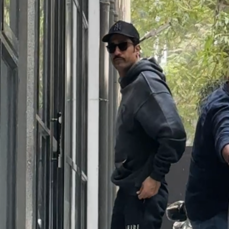 कूल लुक में नजर आए विक्की कौशल