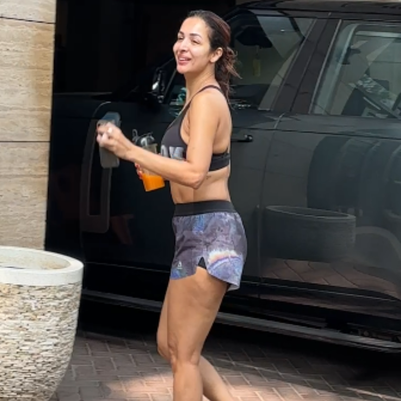 मलाइका अरोड़ा के टोन्ड लेग्स ने खींचा ध्यान