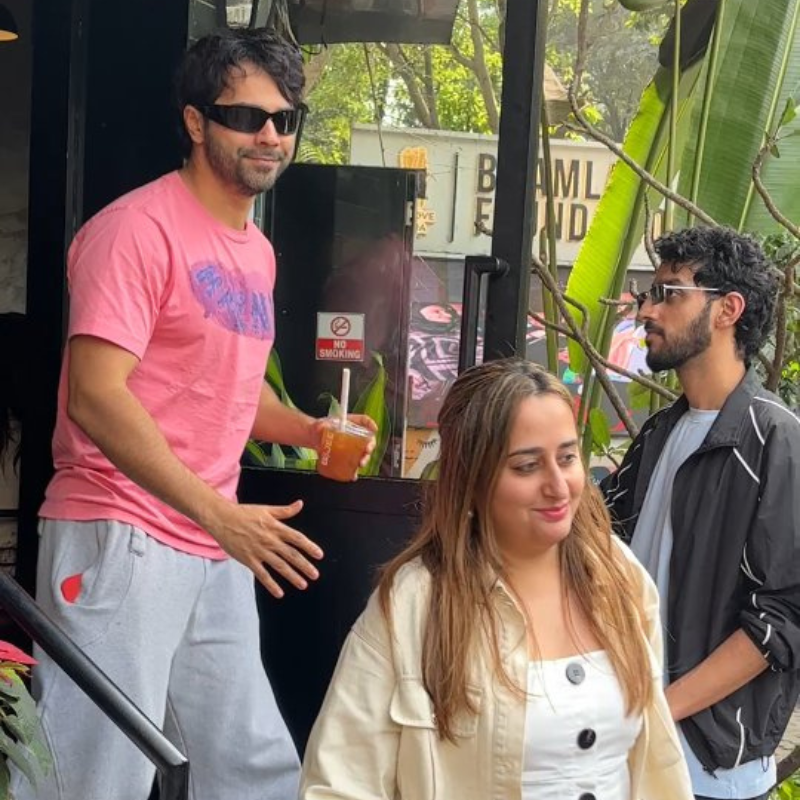 पत्नी के साथ नजर आए वरुण धवन