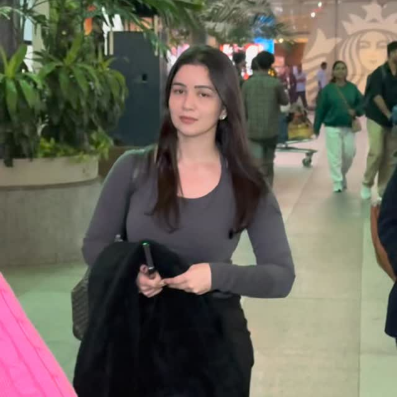 सिंपल लुक में नजर आईं सारा तेंदुलकर