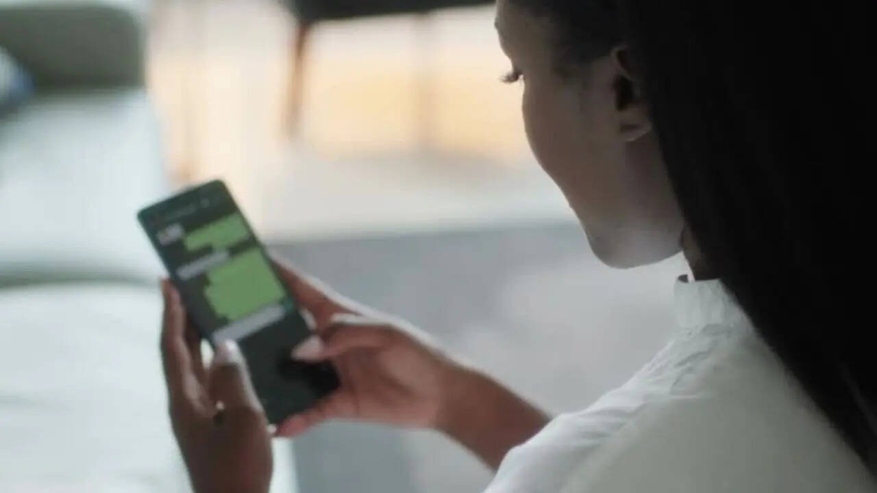 Silence Unknown Callers  फीचर को ऑन करने के लिए आपको वॉट्सऐप ऐप फोन में ओपन करना होगा। अब आपको ऊपर की तरफ दिए गए तीन डॉट्स पर क्लिक करना होगा।अब आपको नीचे दिए गए सेटिंग के ऑप्शन पर जाना होगा।