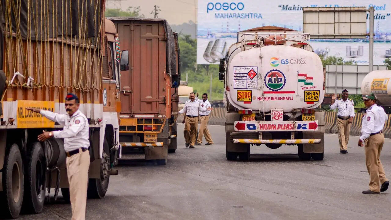 सोशल मीडिया पर फूटा गुस्सा