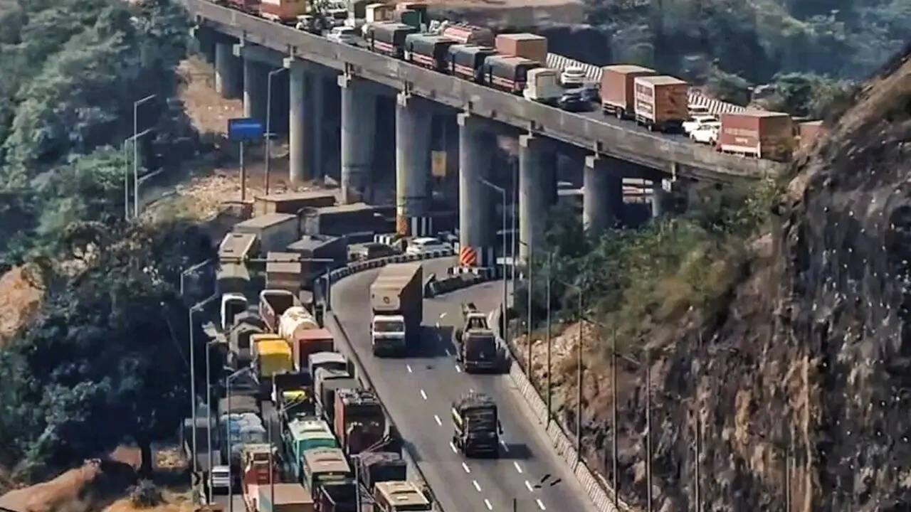 पलटा टैंकर और रिसाव का खतरा