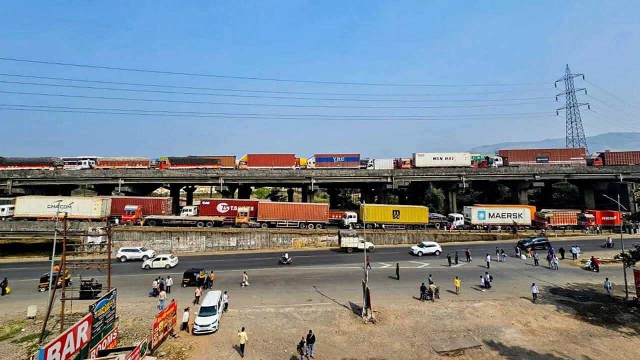 एक्सप्रेसवे बना पार्किंग जोन