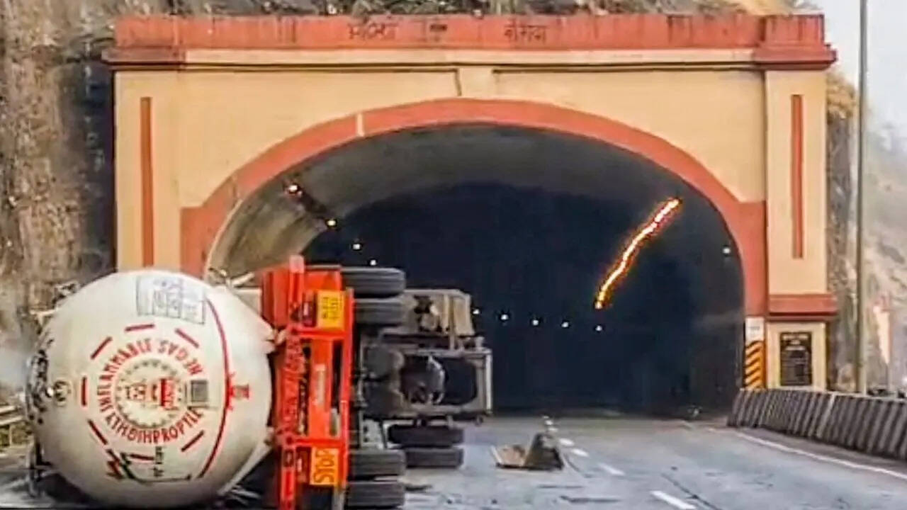 एक्सप्रेसवे बना पार्किंग जोन