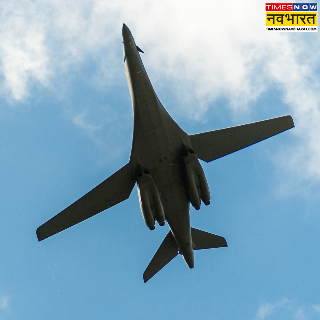 आसमान में कब अकेले दिखते हैं बॉम्बर प्लेन