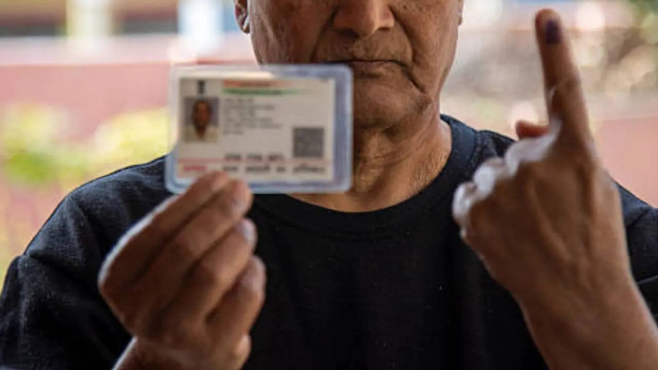 किसी आधार संख्या धारक की जनसांख्यिकीय या बायोमेट्रिक जानकारी बदलना या बदलने की कोशिश करना भी अपराध है। इसके लिए 3 साल की जेल और 10000 रुपए तक का जुर्माना हो सकता है।