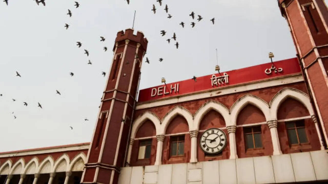 किले की शैली में बना पुरानी दिल्ली स्टेशन