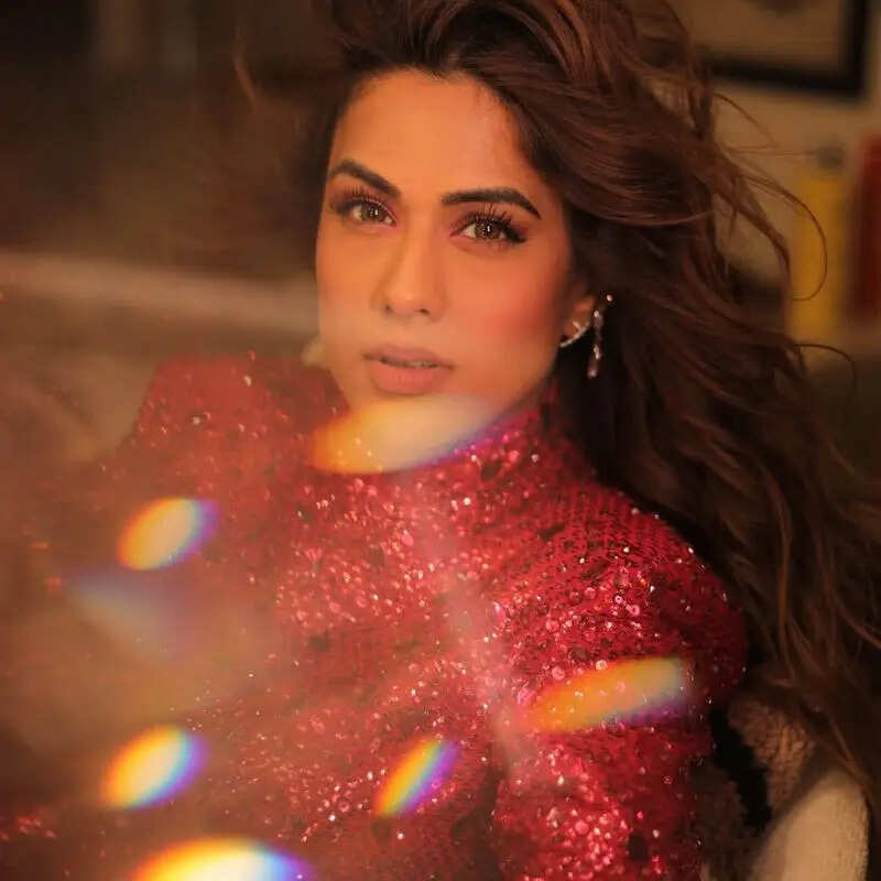 शिमरी ड्रेस पहन बेहद खूबसूरत लगीं निया शर्मा