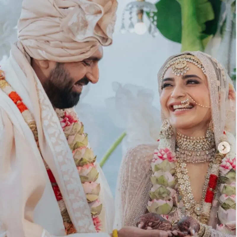 करिश्मा तन्ना ने पति संग मनाई शादी की चौथी सालगिरह