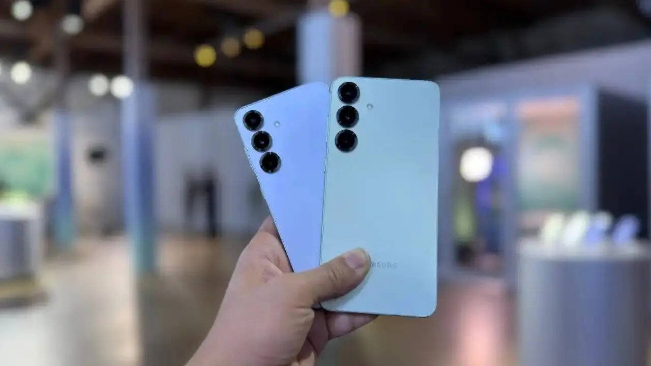 Samsung Galaxy S25 Plus 5G को ई-कॉमर्स वेबसाइट फ्लिपकार्ट में 99999 रुपये में लिस्ट किया गया है। यह कीमत इसके 12GB रैम और 256GB स्टोरेज वेरिएंट की है। ग्राहकों के लिए गुड न्यूज यह है कि कंपनी इस स्मार्टफोन पर 25 की छूट दे रही है।