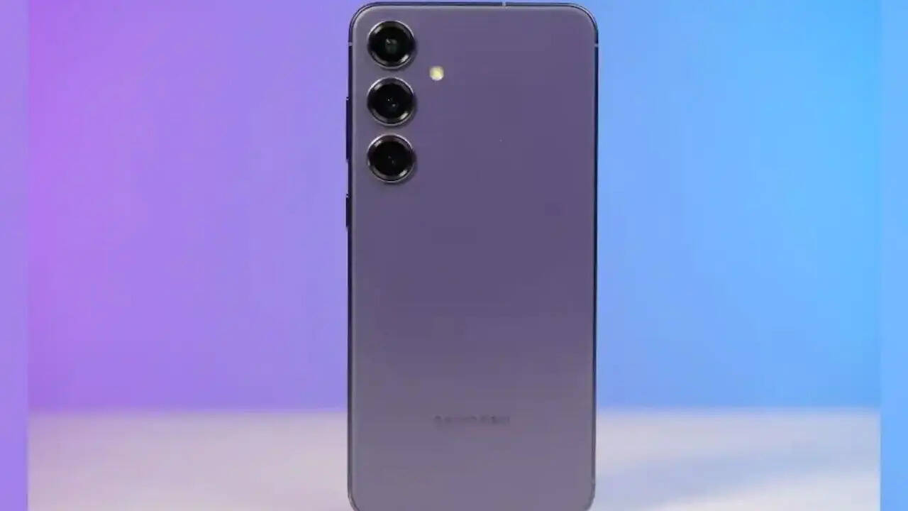 Samsung Galaxy S25 Plus 5G में परफॉर्मेंस के लिए Snapdragon 8 Elite चिपसेट दिया गया है। मल्टी टास्किंग के लिए इसमें आपको 12GB तक की रैम और 512GB तक की स्टोरेज मिलती है। फोटोग्राफी के लिए इसमें ट्रिपल कैमरा मिलता है जिसमें 501012 मेगापिक्सल  के सेंसर मिलते हैं। सेल्फी और वीडियो कॉलिंग के लिए इसमें आपको 12 मेगापिक्सल का कैमरा मिलता है। 