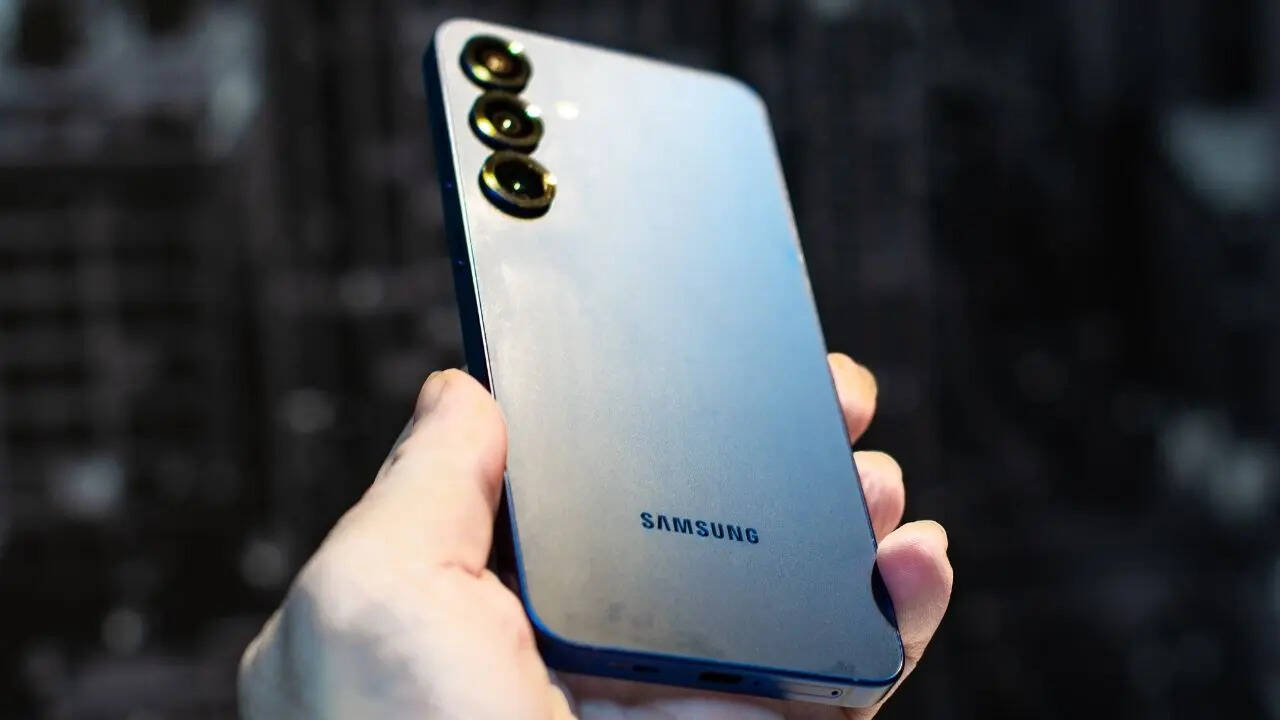 Samsung Galaxy S25 Plus 5G में मिलने वाले फीचर्स की बात करें तो इस स्मार्टफोन में आपको एल्यूमिनियम फ्रेम डिजाइन मिलता है। पानी से स्मार्टफोन को सेफ रखने के लिए इसमें IP68 रेटिंग दी गई है। इसमें आपको 67 इंच की डायनेमिक डिस्प्ले मिलती है जिसमें 120Hz का रिफ्रेश रेट दिया गया है। स्मार्टफोन आउट ऑफ द बॉक्स एंड्रॉयड 15 को सपोर्ट करता है।