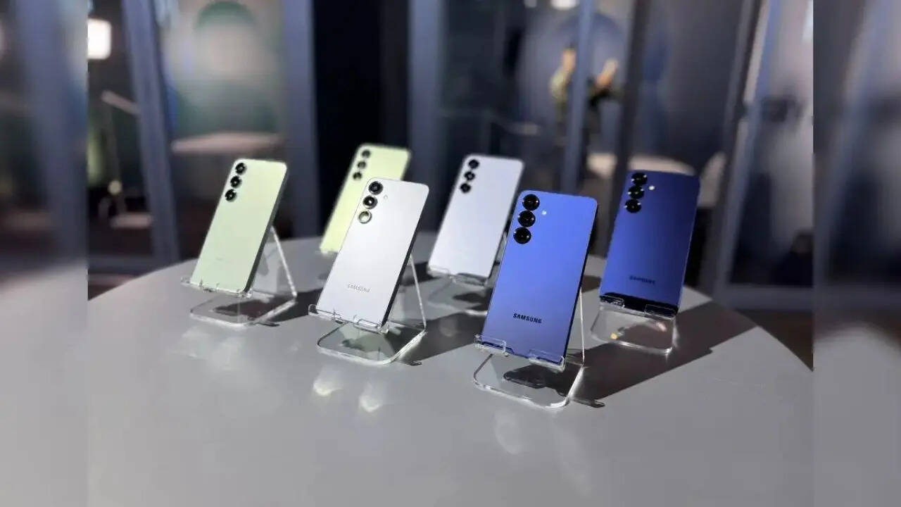 आपको बता दें कि फ्लिपकार्ट ग्राहकों को इस स्मार्टफोन पर धमाकेदार एक्सचेंज ऑफर दे रहा है। आप अपने पुराने स्मार्टफोन को एक्सचेंज करा कर 50500 रुपये तक की बचत कर पाएंगे। अगर इस ऑफर में आपके 20 हजार रुपये भी बच जाते हैं तो आप Samsung Galaxy S25 Plus 5G को सिर्फ 54999 रुपये में खरीदकर घर ले जा पाएंगे।