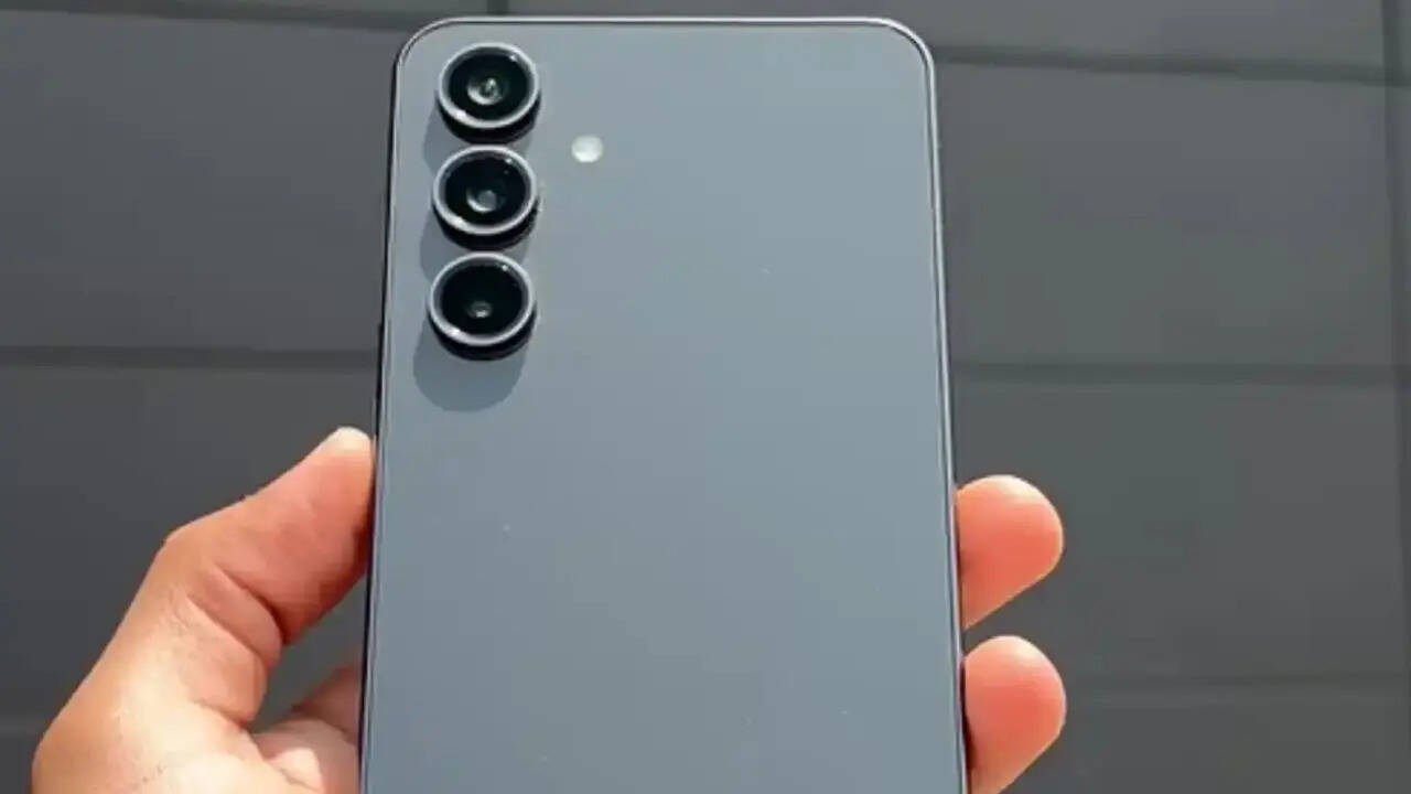 साउथ कोरियन टेक जायंट सैमसंग के Samsung Galaxy S25 Plus 5G की कीमत में बड़ी कटौत हुई है। अभी आपको इसमें फ्लैट डिस्काउंट के साथ साथ बैंक ऑफर और एक्सचेंज ऑफर दिया जा रहा है। अगर आपको कैमरा सेंट्रिक स्मार्टफोन चाहिए तो आप इसकी तरफ जा सकते हैं।