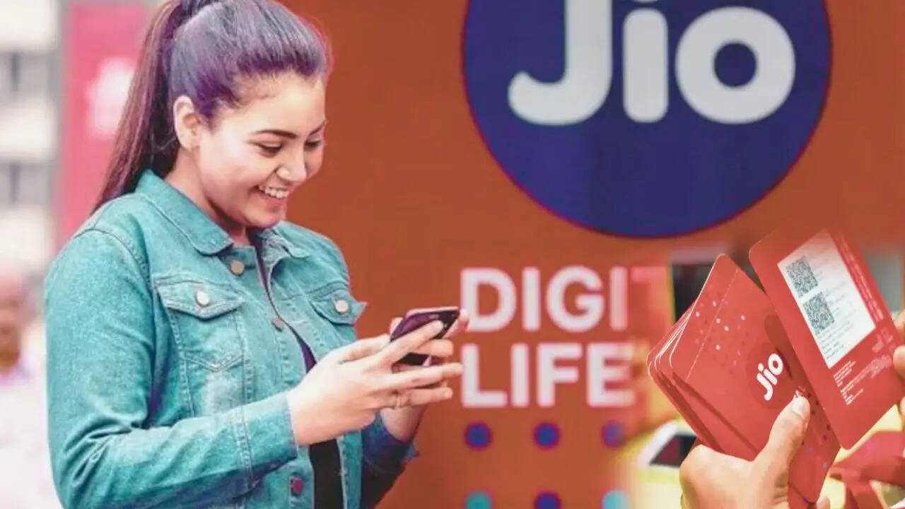 अगर आप मंथली रिचार्ज प्लान नहीं लेना चाहते और साथ ही लंबी वैलिडिटी चाहते हैं तो आप जियो का 1748 रुपये वाला रिचार्ज प्लान ले सकते हैं। 2000 रुपये से भी कम कीमत में आने वाले इस प्लान ने करोड़ों मोबाइल यूजर्स की बड़ी टेंशन खत्म कर दी है।