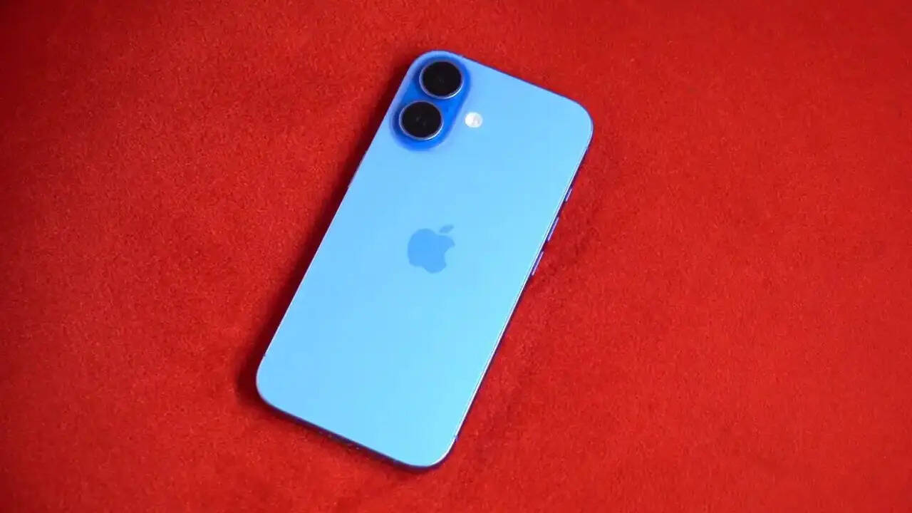 iPhone 16 को फ्लिपकार्ट पर 69900 रुपये की कीमत में लिस्ट किया गया है। अभी कंपनी ग्राहकों को इस पर फ्लैट 7 की सीधी छूट दे रही है। फ्लैट डिस्काउंट ऑफर के साथ आप इसे सिर्फ 64900 रुपये में खरीदकर घर ले जा सकते हैं।