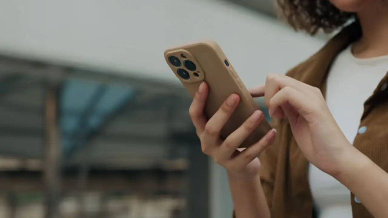 मोबाइल फोन सिर्फ कॉलिंग या फिर चैटिंग के लिए नहीं होता बल्कि इसमें कई ऐसे सेफ्टी फीचर्स मिलते हैं जो इमरजेंसी कंडीशन में यूजर्स की बड़ी मदद करते हैं। आइए आपको फोन के कुछ ऐसे सेफ्टी फीचर्स बताते हैं जिन्हें आपको तुरंत ऑन कर लेना चाहिए। ये सभी फीचर्स आपको मुश्किल हालात में बड़ी मदद करेंगे।