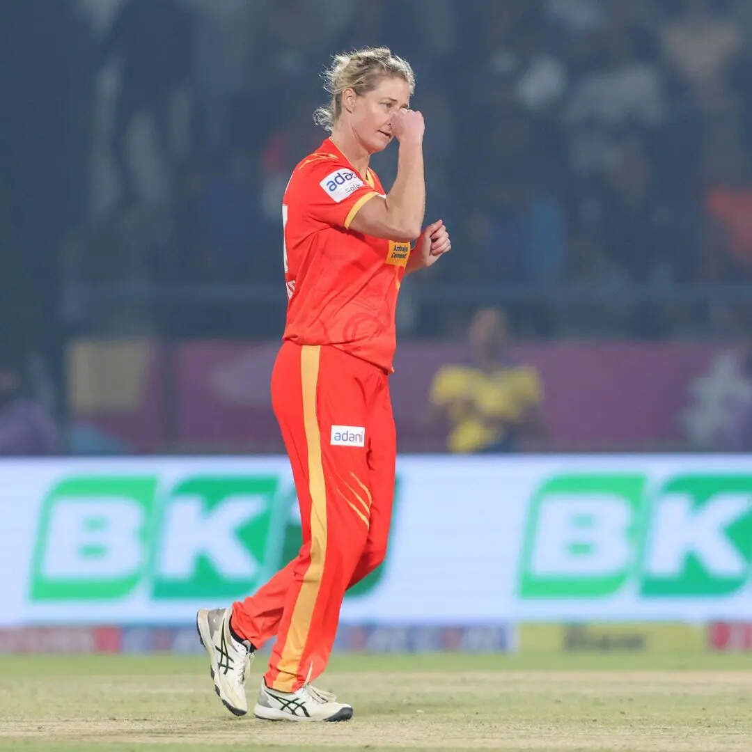 टॉप पर सोफी डिवाइन 