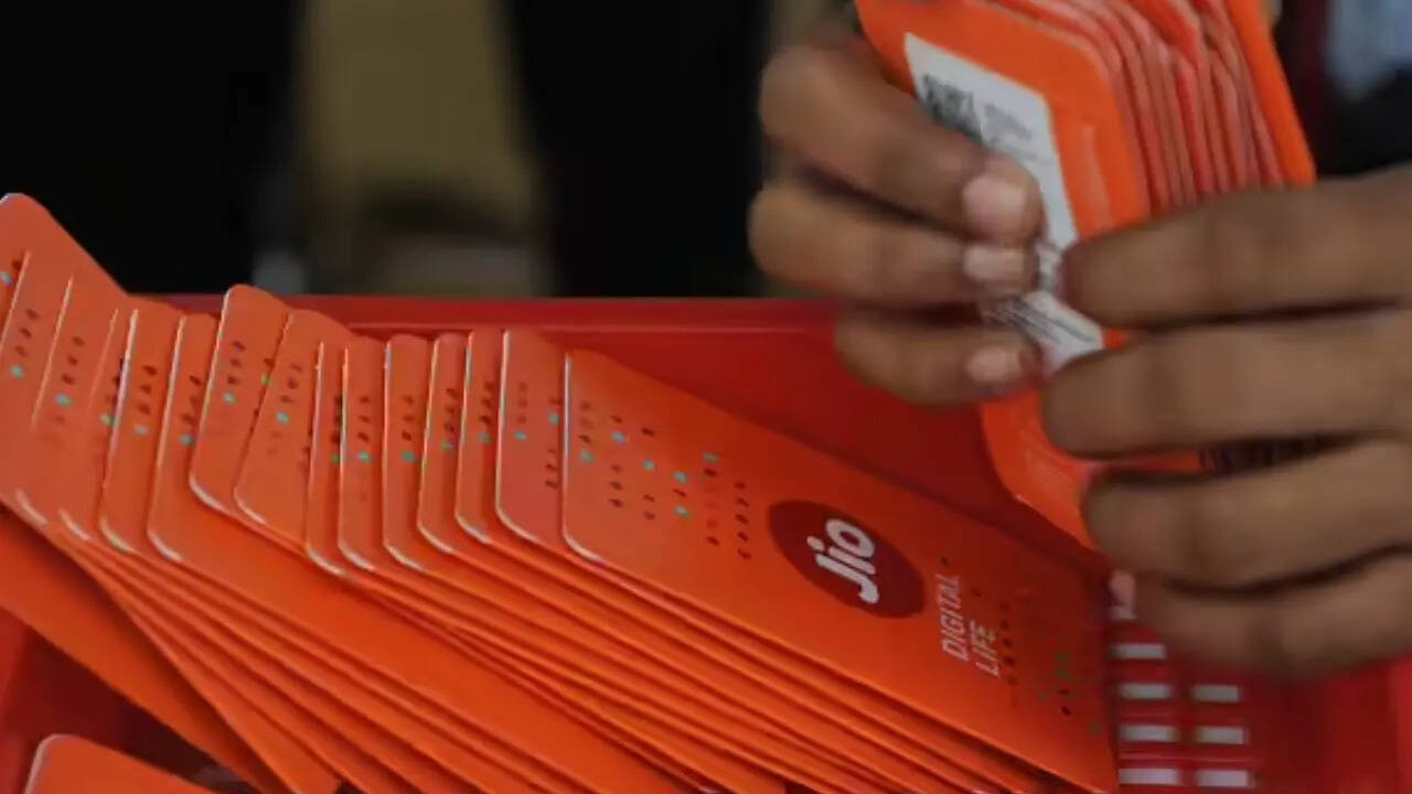 strongJio Rs 899 Plan Offerstrong अगर आप कम कीमत में लंबे दिनों तक अपने जियो सिम को एक्टिव रखना चाहते हैं तो आप 899 रुपये वाला रिचार्ज प्लान खरीद सकते हैं। इस प्लान में कंपनी ग्राहकों को पूरे 90 दिनों की वैलिडिटी ऑफर कर रही है।